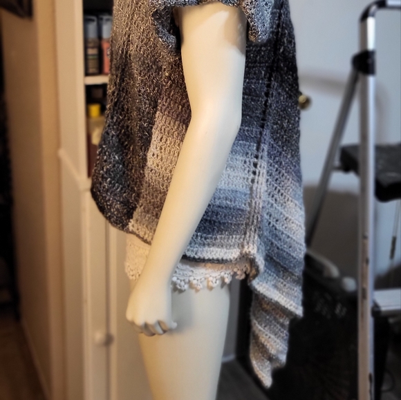 Super soft short sleeve high low cardigan sweater in shades of gray and black - Picture 7 of 7